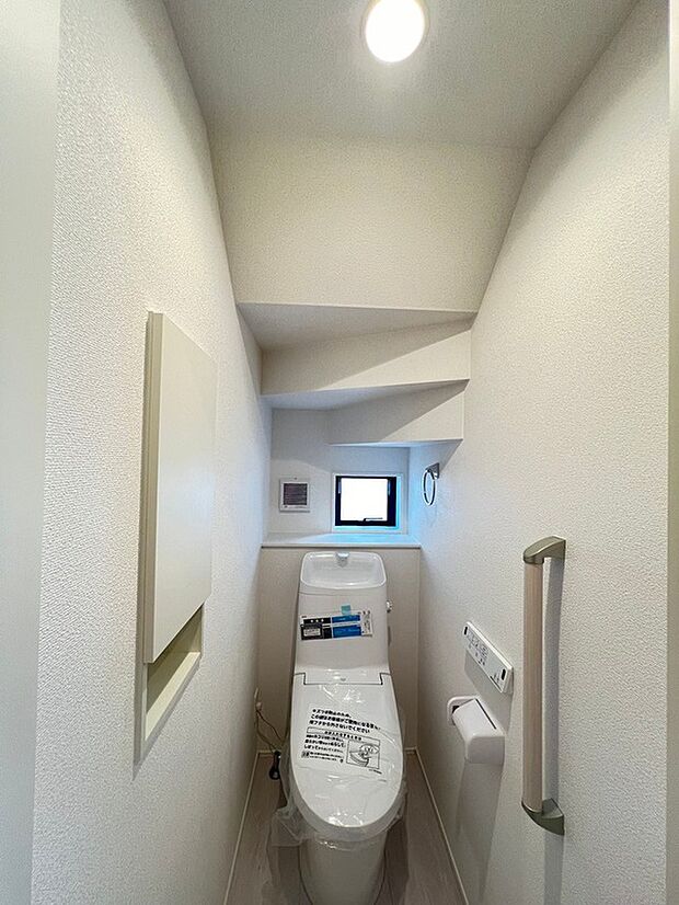 【快適トイレ空間】手すり付きで安心設計。お子様からご高齢の方まで使いやすいです。