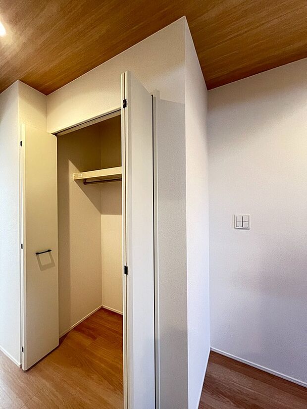 【暮らしを整える、便利な廊下クローゼット】ハンガーパイプ付きでコートや来客用アウターもサッと掛けられる。生活感を隠せる嬉しい収納スペース