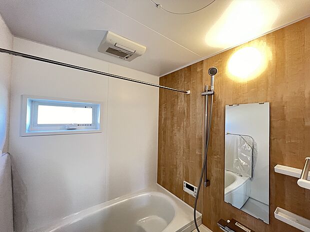 【バスルーム】浴室乾燥機付きで雨の日のお洗濯も安心