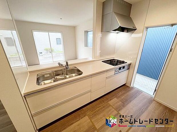 【キッチン】
窓付きで明るく爽やかなキッチンスペース。キッチン下の収納に加えて、床下収納と豊富な収納力もございます♪勝手口が、いろいろ使えて便利です♪