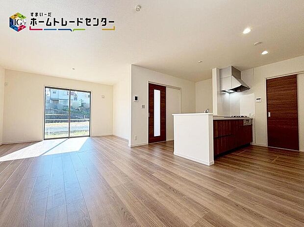 【リビング】
明るく開放感のあるリビング。対面式キッチンは、いつでもご家族を感じられる空間作りの重要ポイントになりそうです♪