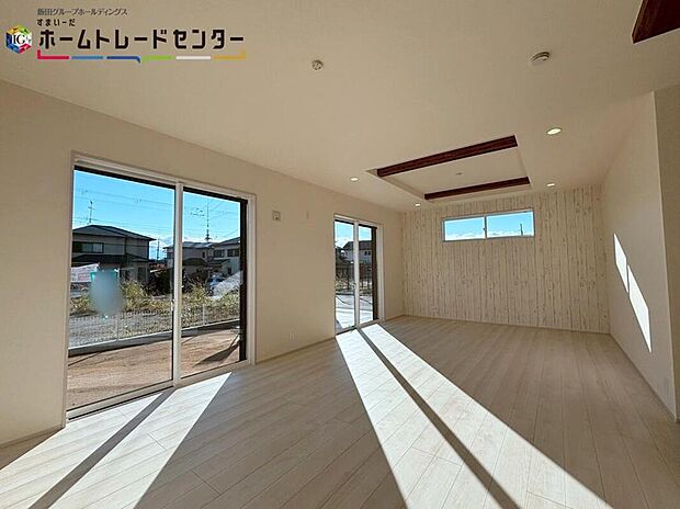 【リビング】
大きな窓のあるリビングは、陽光あふれる明るい空間です。居心地良く、ご家族皆がゆったり寛げる憩いの空間となりそうです。