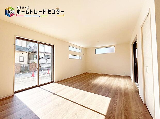 【リビング】
大きな窓のあるリビングは、陽光あふれる明るい空間です。居心地良く、ご家族皆がゆったり寛げる憩いの空間となりそうです。お子様がお庭で遊んでても見守ることができます♪