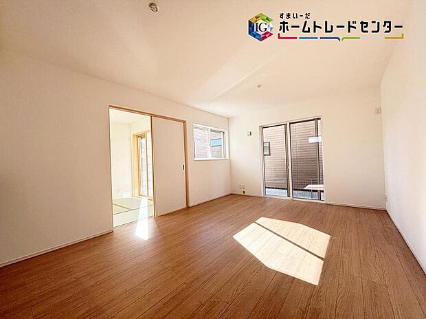 【リビング】
大きな窓のあるリビングは、陽光あふれる明るい空間です♪居心地良く、ご家族皆がゆったり寛げる憩いの空間となりそうです♪