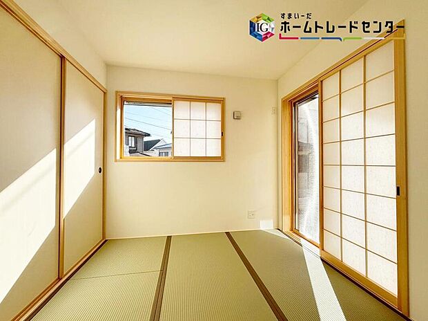 【和室】
リビング隣には、ホッとできる和室をご用意♪お子様のお昼寝スペースや書斎としてなど、いろいろとお使い頂けます♪和室にも押入れを設置しました♪来客用のお布団を入れるのにも使えます♪