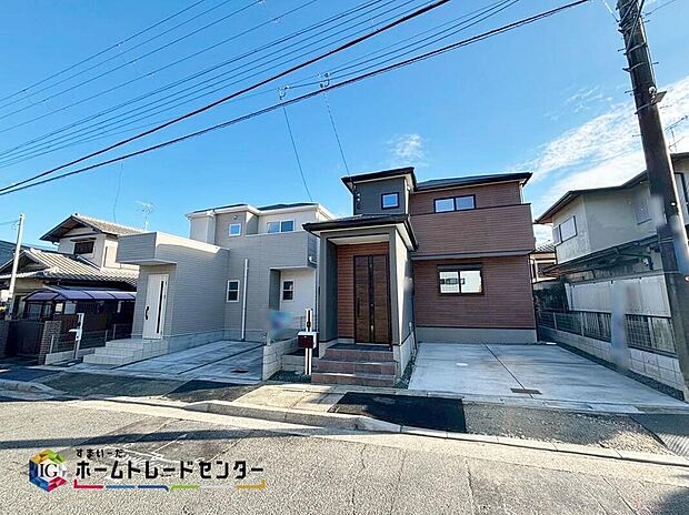 【現地外観写真】
カースペース2台分ございますので、家族分の自転車を駐輪したり、来客用の駐車スペースとしてもお使いいただけます♪