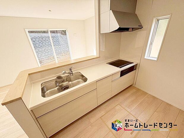 【キッチン】
人工大理石トップのシステムキッチン。見栄えもよくお手入れもスムーズに出来ます。豊富な収納力もございますので、キッチンスペースをスッキリとお使い頂けそうです。