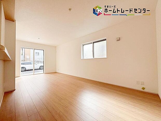 【リビング】
採光良好なリビングは、ご家族の憩いの空間。居心地の良い快適な安らぎの場所にもなりそうです。