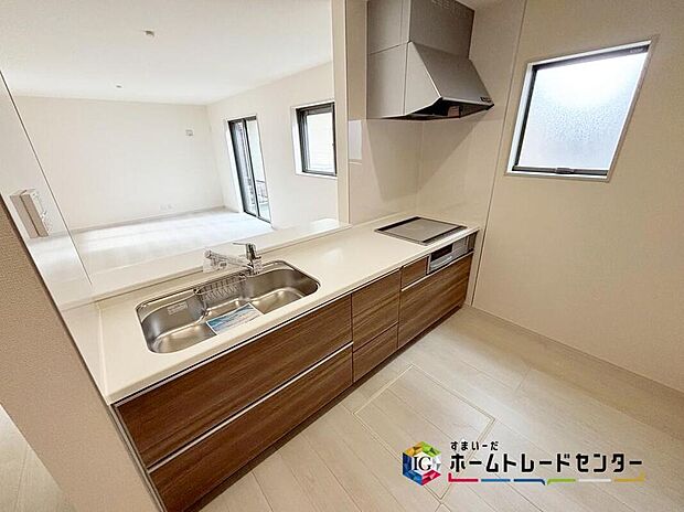 【キッチン】
窓付きの明るく爽やかなキッチンスペース。床下収納もございますので、いつでもすっきりとお使い頂けそうです♪