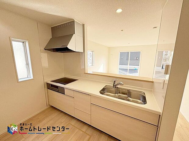 【キッチン】
収納力豊富な爽やかなシステムキッチンを用意しております♪床下収納もございますので、キッチンスペースをいつでもすっきりとお使い頂けそうです♪