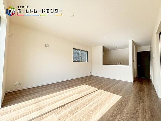 【リビング】
明るく開放感のあるリビング♪対面式キッチンは、いつでもご家族を感じられる空間作りの重要ポイントになりそうです♪