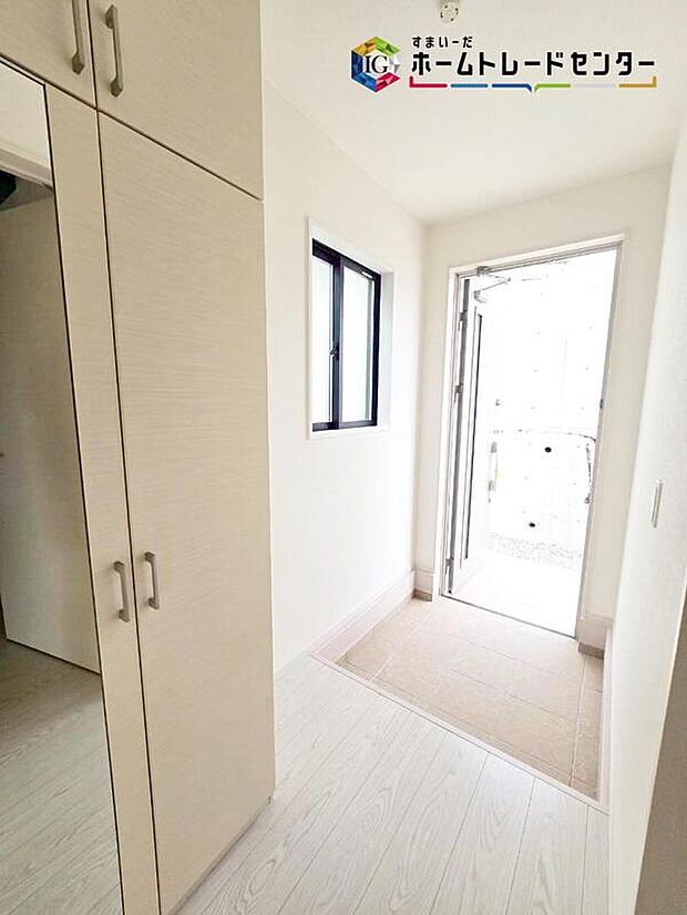 【玄関】
姿見付きのシューズボックスで、お家を出る前に今日のコーディネートの最終チェックをすることができます♪天井近くまでの高さがあり、とにかく収納力が高いです！