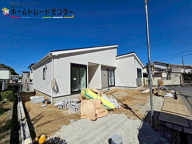 【現地外観写真】
一戸建ての大きなメリットは、「自分の土地」を自由に使えること♪好きなペットが飼えるほか、ガーデニングやＤＩＹ、車やバイクの手入れなど様々な趣味を楽しめます♪