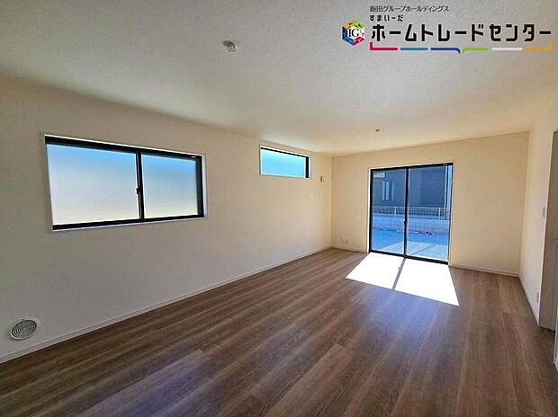 【リビング】
明るく開放感のあるリビング。対面式キッチンは、いつでもご家族を感じられる空間作りの重要ポイントになりそうです♪