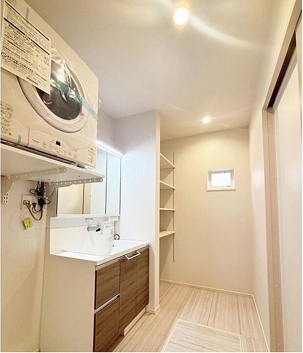 【洗面所】
白を基調とした爽やかなサニタリースペース。清潔感のある快適空間です♪毎日の身支度も気持ち良くお使い頂けます。