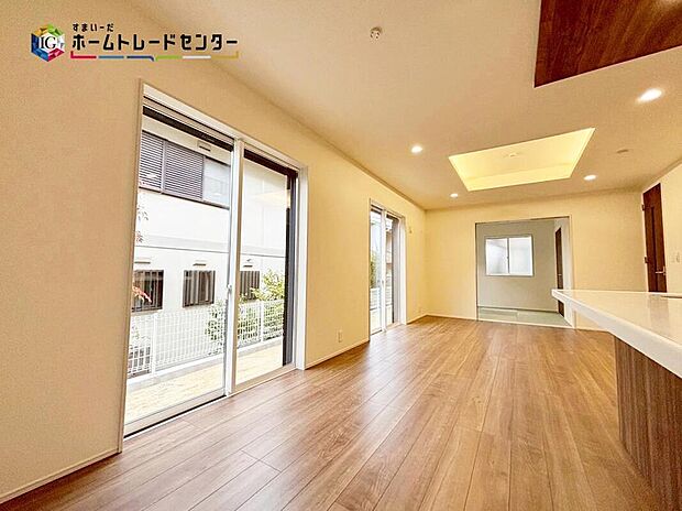 【リビング】
明るく開放感のあるリビング。対面式キッチンは、いつでもご家族を感じられる空間作りの重要ポイントになりそうです♪