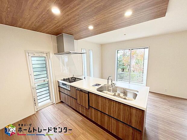 【キッチン】
人工大理石トップ仕様の高級感のあるシステムキッチン。食洗機や浄水器、ハンドシャワーなど、高機能付きです。サポート力◎で、家事も快適スムーズに出来そうです。