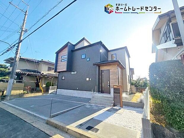 【現地写真】
カースペースが3台分ございます♪前道が6.3ｍございますので、車庫入れが苦手な方でも安心して入れられます♪現地をご覧いただきながら、住まいの夢をお聞かせください♪