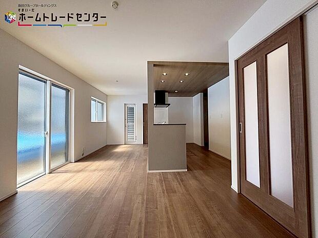 【リビング】
広々とした16帖のLDKに、自分好みのインテリアでレイアウト。季節ごとに模様替えなども、楽しみの一つとなりそうです。