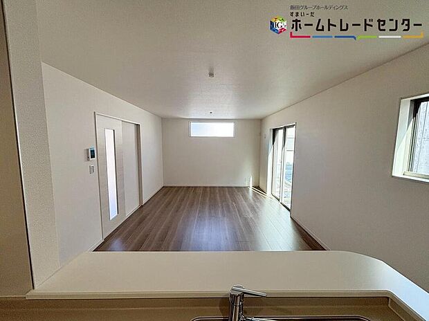 【キッチン】
対面式キッチンからは、リビングにいるご家族の様子が一目で分かります。小さいお子様がいても安心です。