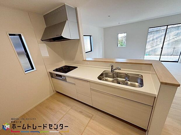 【キッチン】
使い勝手の良い作業台の大きなキッチン。人気の対面式を採用しております。お子様もお手伝いに参加しやすいですね。ご家族の様子を見ながら、安心して家事が出来るのも嬉しいポイント。