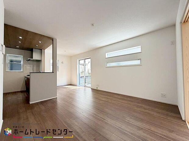 【リビング】
広々としたLDKに、自分好みのインテリアでレイアウト。季節ごとに模様替えなども、楽しみの一つとなりそうです。