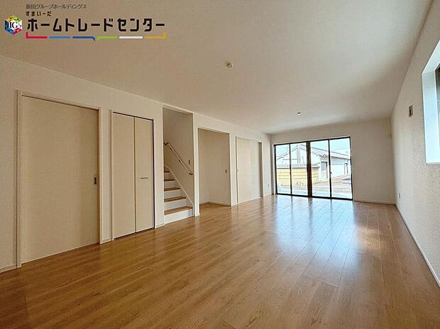 【リビング】
大きな窓のあるリビングは、陽光あふれる明るい空間です♪居心地良く、ご家族皆がゆったり寛げる憩いの空間となりそうです。