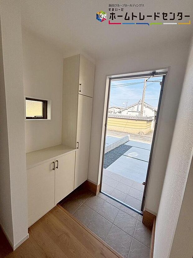 【玄関】※3号棟
☆ウッドテイストの玄関ドアがお洒落です♪シューズボックスは天井近くまでの高さがあり、とにかく収納力が高いです!