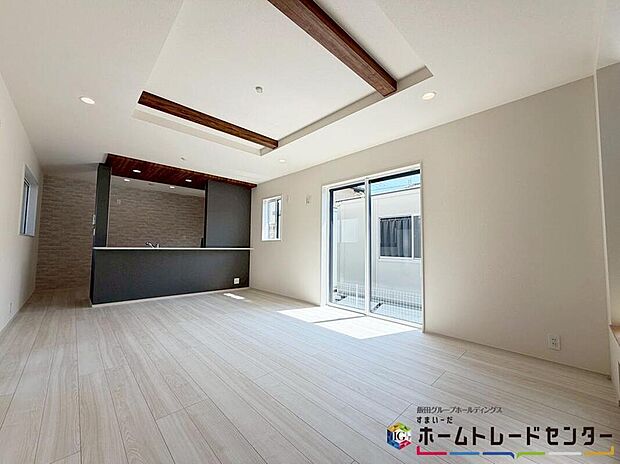 【リビング】
広々としたLDKに、自分好みのインテリアでレイアウト♪季節ごとに模様替えなども、楽しみの一つとなりそうです♪