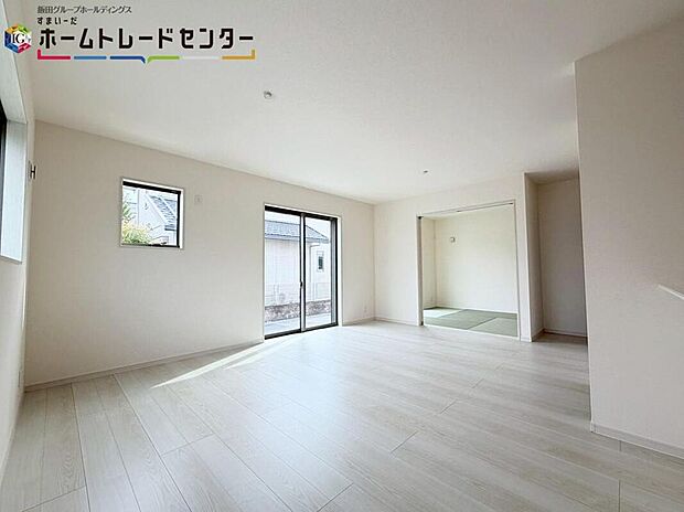 【リビング】
大きな窓のあるリビングは、陽光あふれる明るい空間です。居心地良く、ご家族皆がゆったり寛げる憩いの空間となりそうです♪