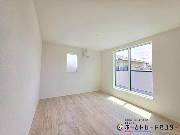 【居室】
主寝室としておススメしたい7.5帖の洋室は、窓を2か所設置することによってお部屋を明るくしております♪広々ルーフバルコニーへは、こちらから♪