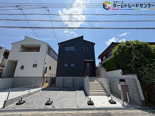 【現地外観写真】
一戸建ては都心部などの物件を除き、駐車スペース付きの物件が一般的。玄関と駐車スペースとの行き来もしやすく、雨の日などの、お車への乗り降りが便利です♪