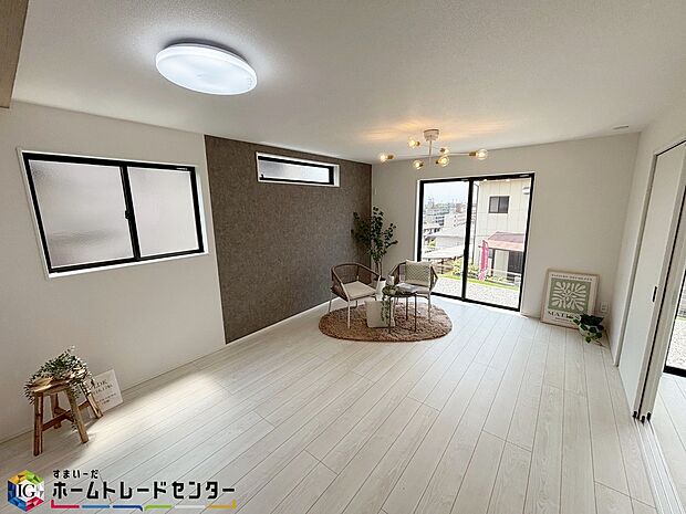 【リビング】
大きな窓のあるリビングは、陽光あふれる明るい空間です。居心地良く、ご家族皆がゆったり寛げる憩いの空間となりそうです♪
