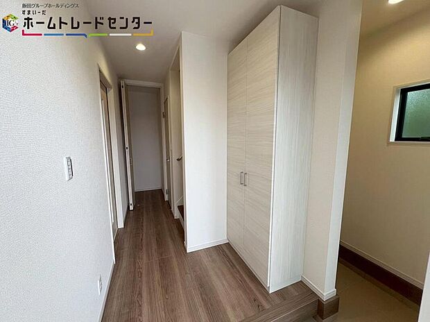 【玄関】
開放感のある玄関ホール。豊富な玄関収納があり、多くの靴を収納できます。温もり感じるフローリング仕様ですので、ご家族やお客様を温かく迎えてくれます♪