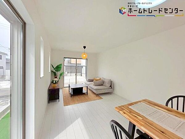 【リビング】
毎日大切な家族とコミュニケーションがとれる家族思いの間取りを作りました♪ホームパーティのお客様が増えても、これだけ広いリビングなら大丈夫♪