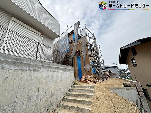 【現地外観写真】
資料送付・ご見学即対応！建物建築中ですが、同メーカー同等仕様、近しい間取りの建物室内をご案内可能です。ご不明点等、スタッフがしっかりと説明させていただきます。