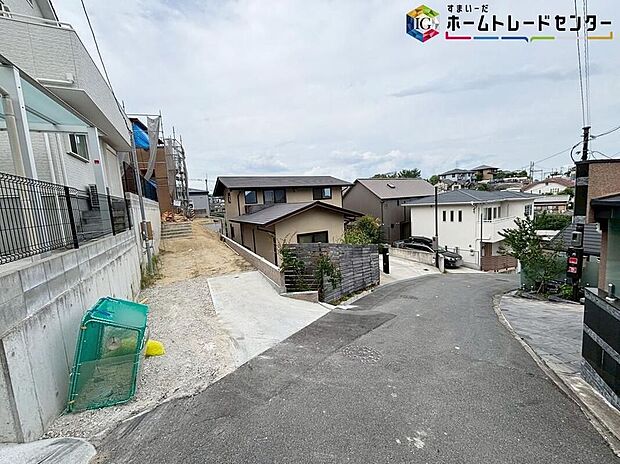 【前面道路含む現地写真】
周辺は交通量の少ない生活道路なので小さなお子様がいても安心です♪これだけではない魅力が、現地できっと見つかる！お問合せをお待ちしております♪