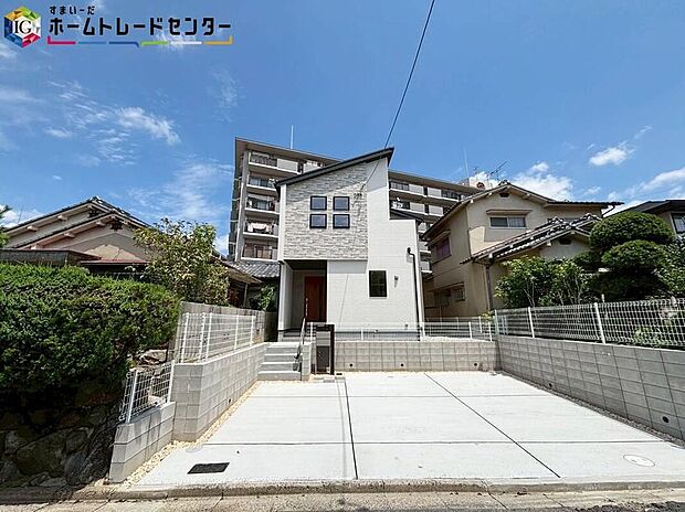 【現地外観写真】個性あふれる間取りの新築一戸建て♪　家族の笑い声が自然と生まれます！洗練されたデザインのお洒落なお住まいです♪ゆとりの広さを誇る魅力あふれるお住まい♪ご連絡お待ちしております♪