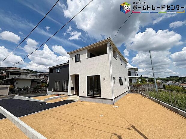 【現地外観写真】※2号棟
通りより少し奥へ入っておりますので、プライベート空間を確保できる敷地延長の土地♪周辺に高い建物が無く、空が広く大きく感じられます♪