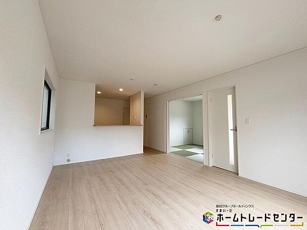 【リビング】
作業台上部の収納スペースを取りのぞいたことにより、開放感のある対面キッチンを実現!夫婦そろってキッチンに立っても調理がしやすくゆとりのある広さです。家事をしながら会話も弾みますね