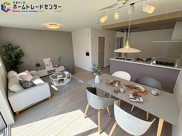【リビング】
自然光がたっぷり室内に降り注ぎ、居心地のよいリビング♪ご家族の楽しい笑い声が聞こえてきそうです♪オシャレで充実したウチナカライフに♪