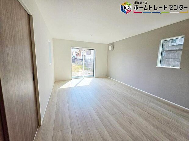 【リビング】
大きな窓のあるリビングは、陽光あふれる明るい空間です♪居心地良く、ご家族皆がゆったり寛げる憩いの空間となりそうです♪