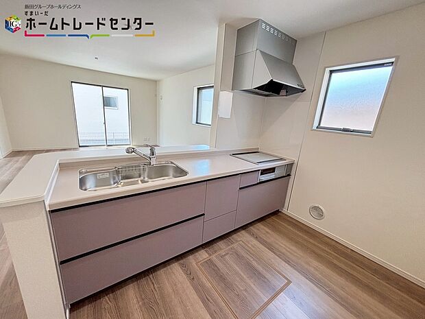 【キッチン】対面式キッチンからは、リビングにいるご家族の様子が一目で分かります。小さいお子様がいても安心です。