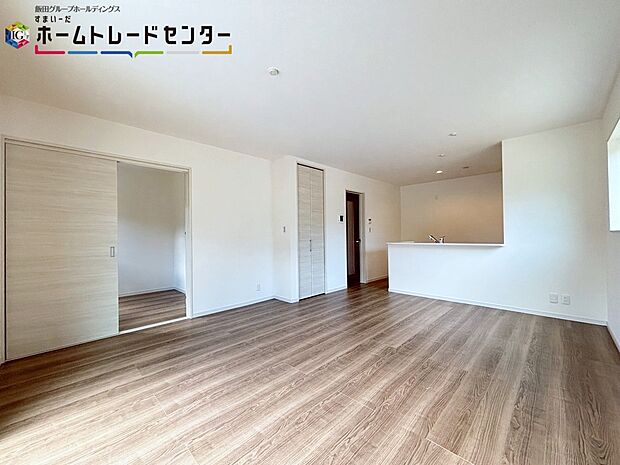 【リビング】明るく開放感のあるリビング。対面式キッチンは、いつでもご家族を感じられる空間作りの重要ポイントになりそうです。