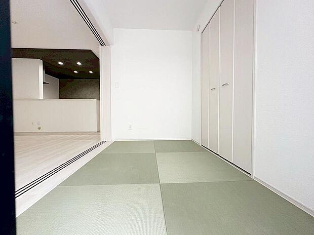 【タタミコーナー】畳は柔らかいので直接座っても足が痛くなく、小さなお子さんが転んでも大けがにつながる心配が少ないのでお子様の遊び場にぴったり!