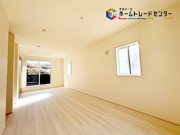 【居室】穏やかな光が差し込む室内には、穏やかな時間が流れますお休日には、落ち着いた空間で自分の趣味を楽しむのはいかがですか♪室内竿掛け付きです♪間取変更が、可能なタイプです♪