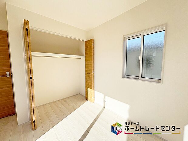 【収納】シーズンオフのお洋服や靴はもちろんお雛様や五月人形など、かさばるけど大切なものもしっかり片づけられます♪収納も多く住みやすい邸宅です♪ご家族での生活に寄り添う設計です♪