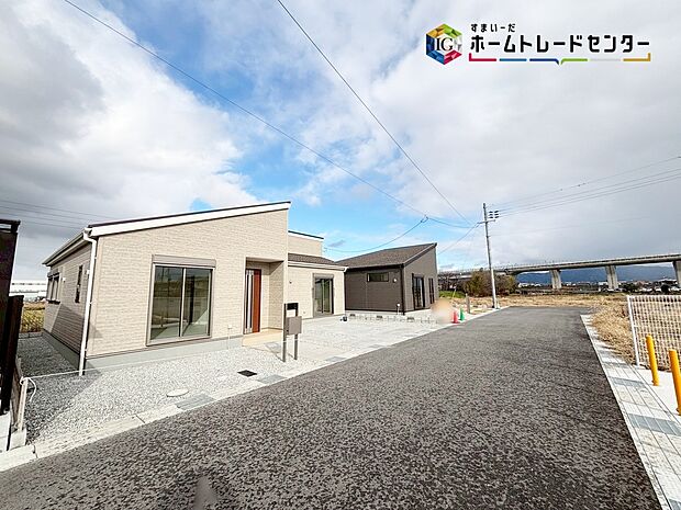 【前面道路含む現地写真】【前面道路含む現地外観】
休日にご家族揃ってご見学はいかがでしょうか♪実際の現地を見てみると図面などではわからない、新たな発見もありますのでまずはお気軽にお問い合わせください♪