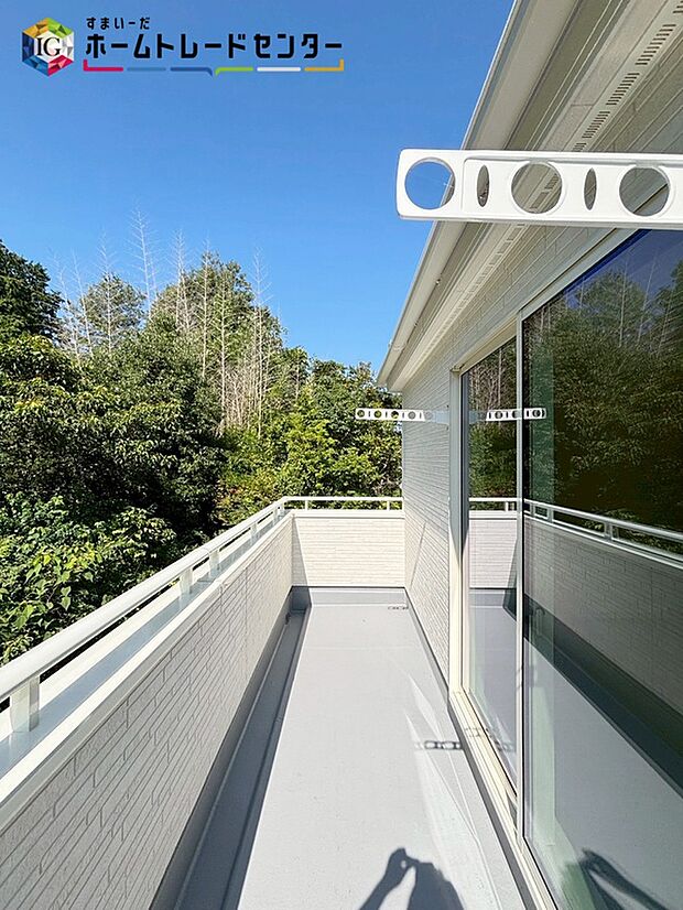 【バルコニー】広々としたバルコニーならシーツなど大きな洗濯物もらくらく干せます。観葉植物を置いたり、料理に使えるハーブを育てたり、ガーデンニングを楽しむスペースも十分。