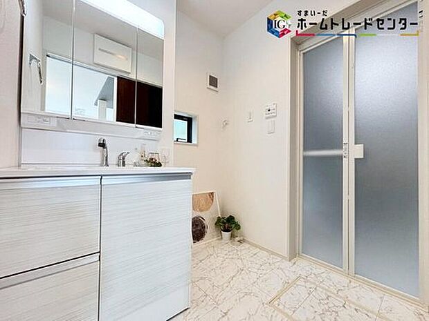 【【洗面所】】白を基調とした爽やかなサニタリースペース。清潔感のある快適空間です。毎日の身支度も気持ち良くお使い頂けます。